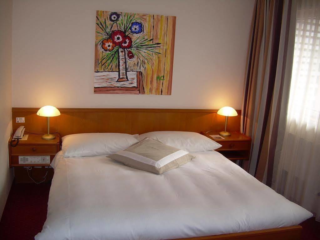 לה לוקלה Hotel Des Trois Rois מראה חיצוני תמונה